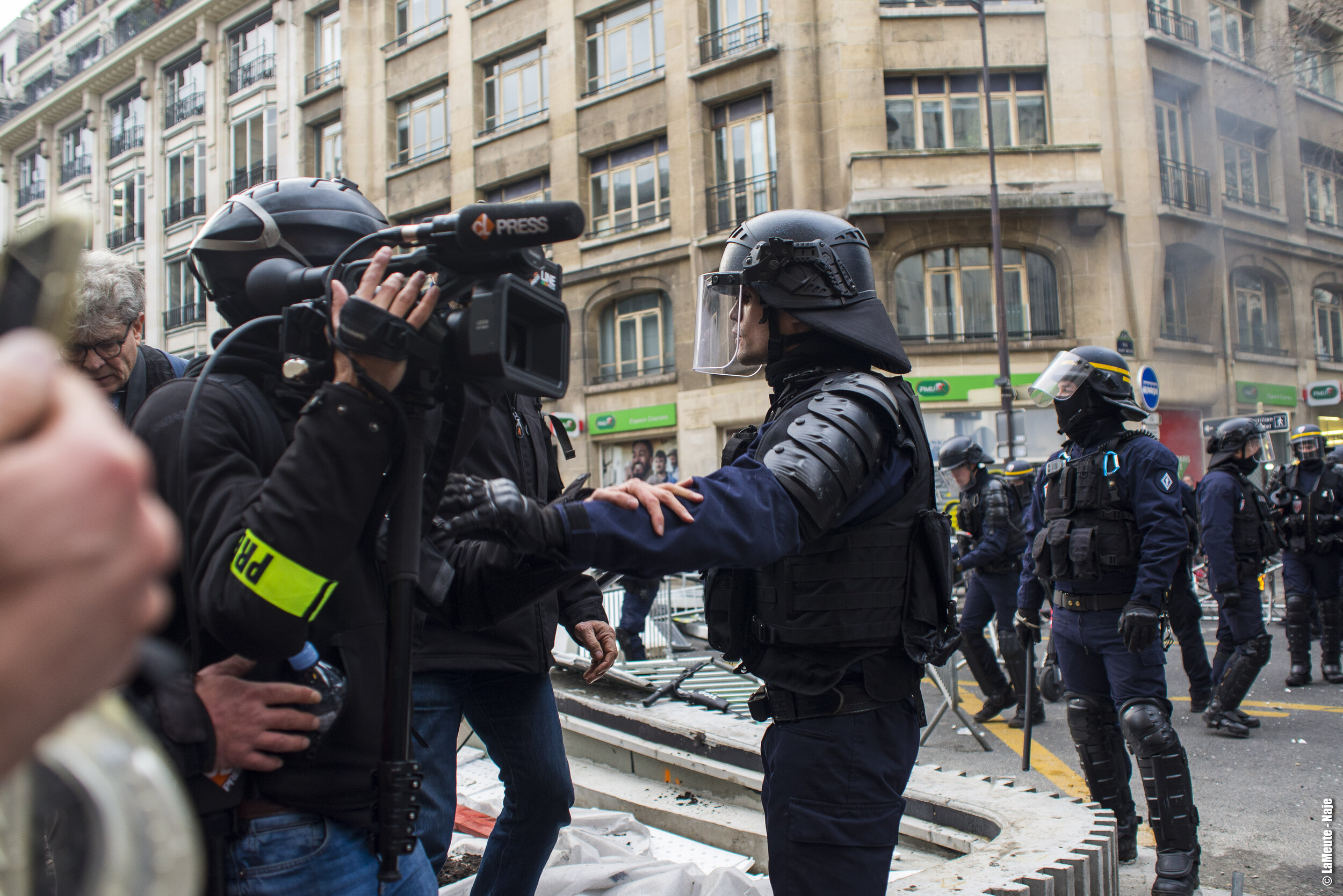   La situation s’est quelque peu tendue, et clairement identifiables ou non pour certains CRS, le regard des caméras n’est plus le bienvenue.  ©LaMeute - Naje.   