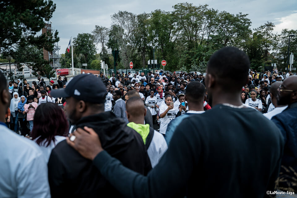   Un nouvel arrêt est marqué au rond-point de l’entrée de Villiers Le Bel. « Ville meurtrie » peut-on lire sous le panneau. « Stop aux violences policières » s’affiche au dessus du panneau.  ©LaMeute-Jaya- 