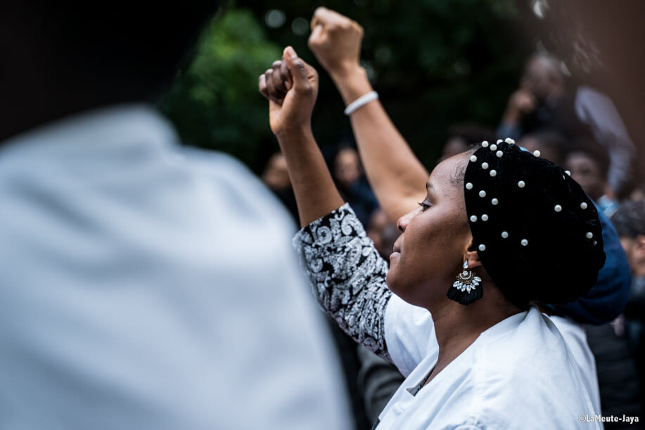   Une dernière minute de silence est respectée en fin de Marche. Les marcheurs et marcheuses lèvent le poing. « On va marcher sans cesse et il n’y aura plus jamais d’émeutes comme ils le veulent” conclura&nbsp;   Mara kante   .  ©LaMeute-Jaya- 