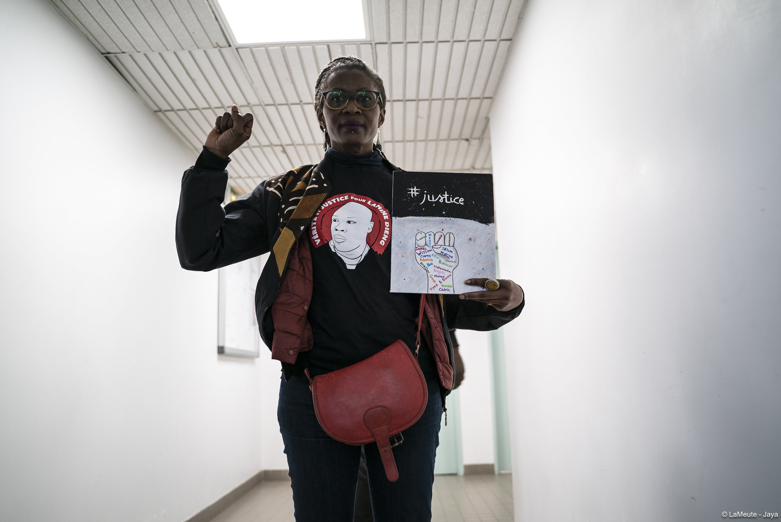   Fatou Dieng, soeur de Ramata Dieng qui a fondé le collectif Vies Volées en 2010 est présente aujourd’hui. Dans sa main gauche, le dessin combattif d’une petite fille de Rennes qu’on vient de lui transmettre. Fatou rappelle la mort de son frère Lami