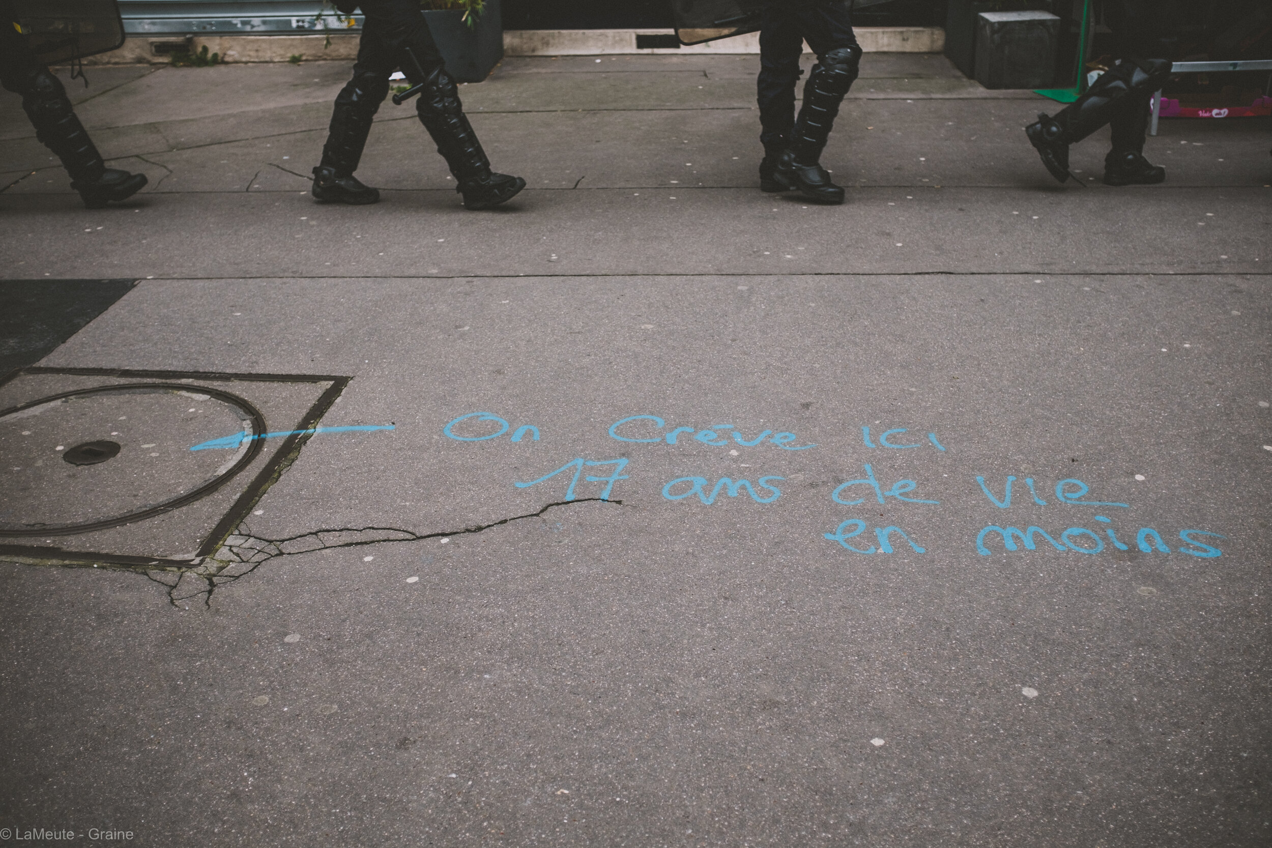  Symbole de toutes ces luttes invisibles révélées par la grève en cours, les égoutier-es de Paris en grève ont inscrit sur les plaques d’égout “ Ici on crève / 17 ans de vie en moins”  ©LaMeute - Graine 