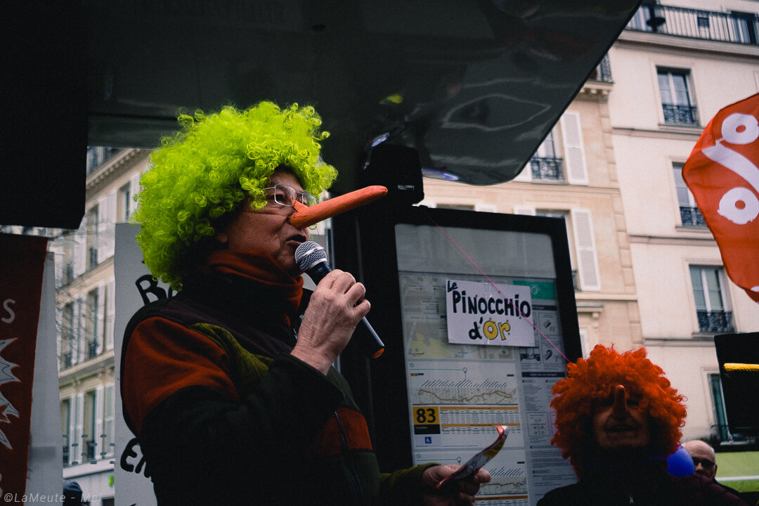   En plein cortège a eu lieu la remise du Pinochio d’Or. Sous le regard amusé des militant.e.s, le prix décerné du plus grand menteur n’est autre qu’Emmanuel Macron.  ©LaMeute - Mel 