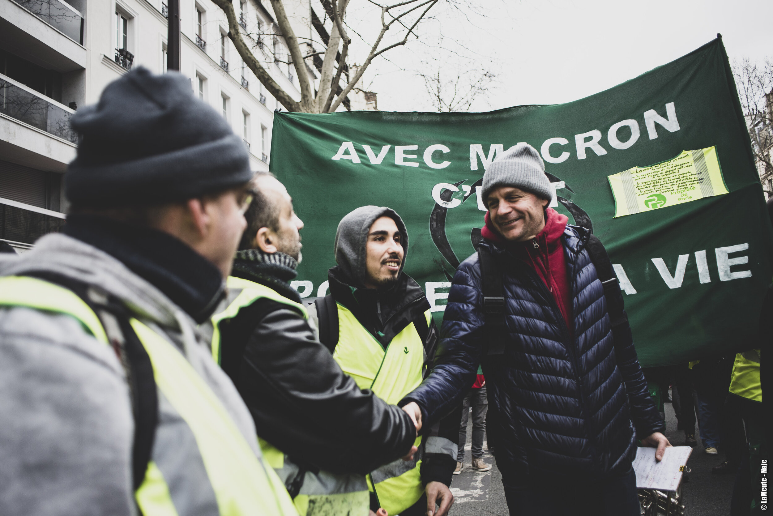   Un trompettiste d’une fanfare en lutte salue chaleureusement des éboueurs de la ville de Paris en grève.  ©LaMeute - Naje 