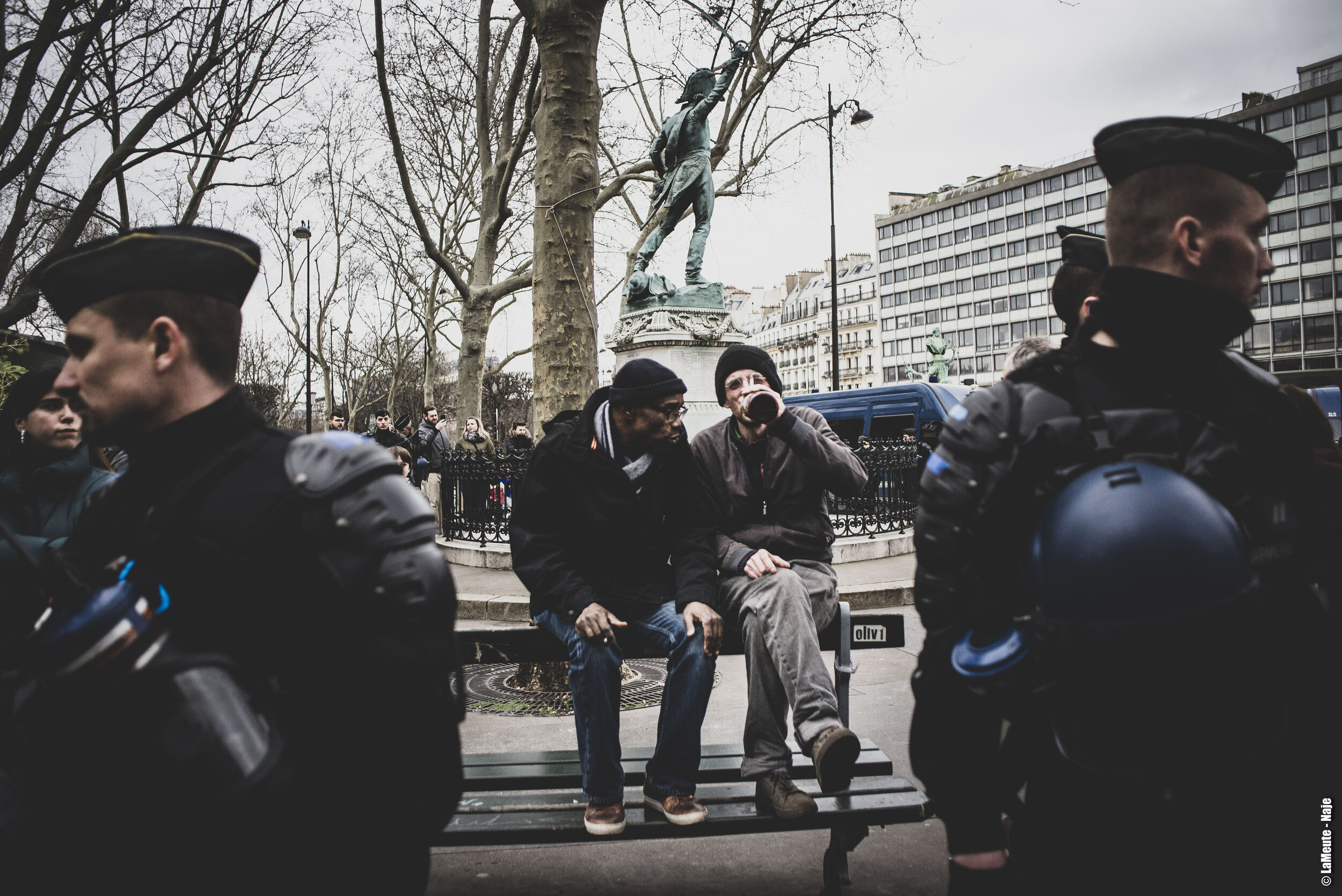   Ces dernières semaines l’encadrement des manifestations parisiennes semble être définitivement devenue celui de la «&nbsp;nasse mobile&nbsp;». Certains préfèrent en rire.  ©LaMeute - Naje 