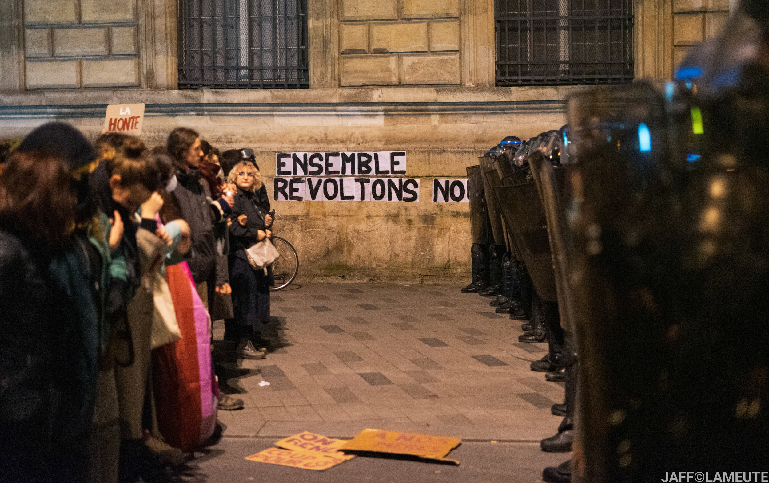   Face à face entre les manifestantes et les forces de l'ordre après la charge. © LaMeute-Jaff 