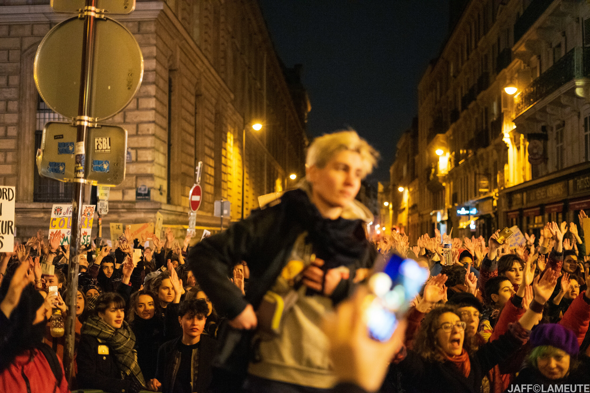   Face aux forces de l’ordre, les manifestantes font un impressionant clappping au son de  Siamo Tutte Antifasciste.     ©LaMeute - Jaff 