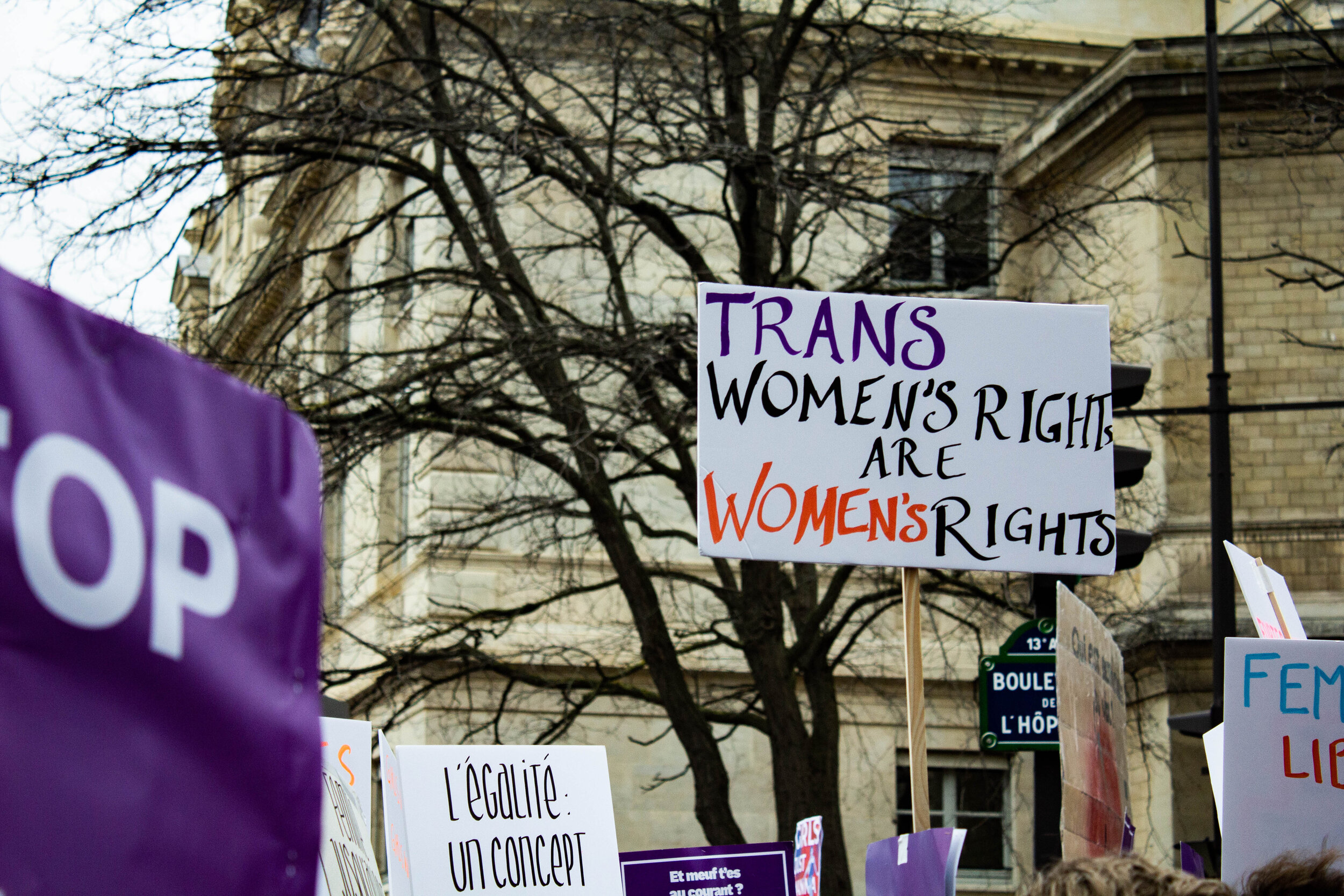   “ Trans Women’s rights are Women’s rights “, pancarte qui fait référence aux femmes trans, trop souvent mises à l’écart des luttes féministes, Place d’Italie.  ©Krioula 