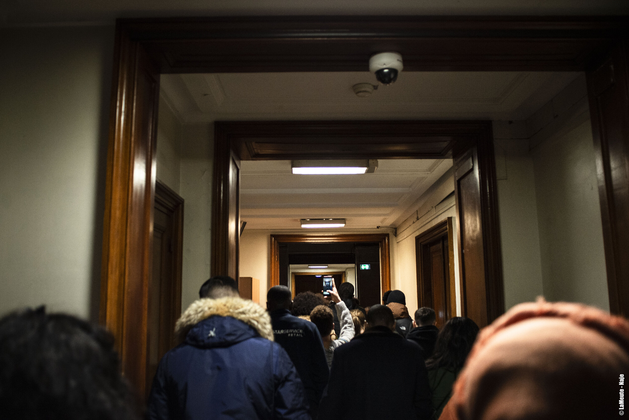  “ Sortez vos téléphones” exhorte une jeune fille. Les soutiens et la famille quittent le tribunal en scandant “Pas de Justice, pas de Paix!” © LaMeute-Naje 