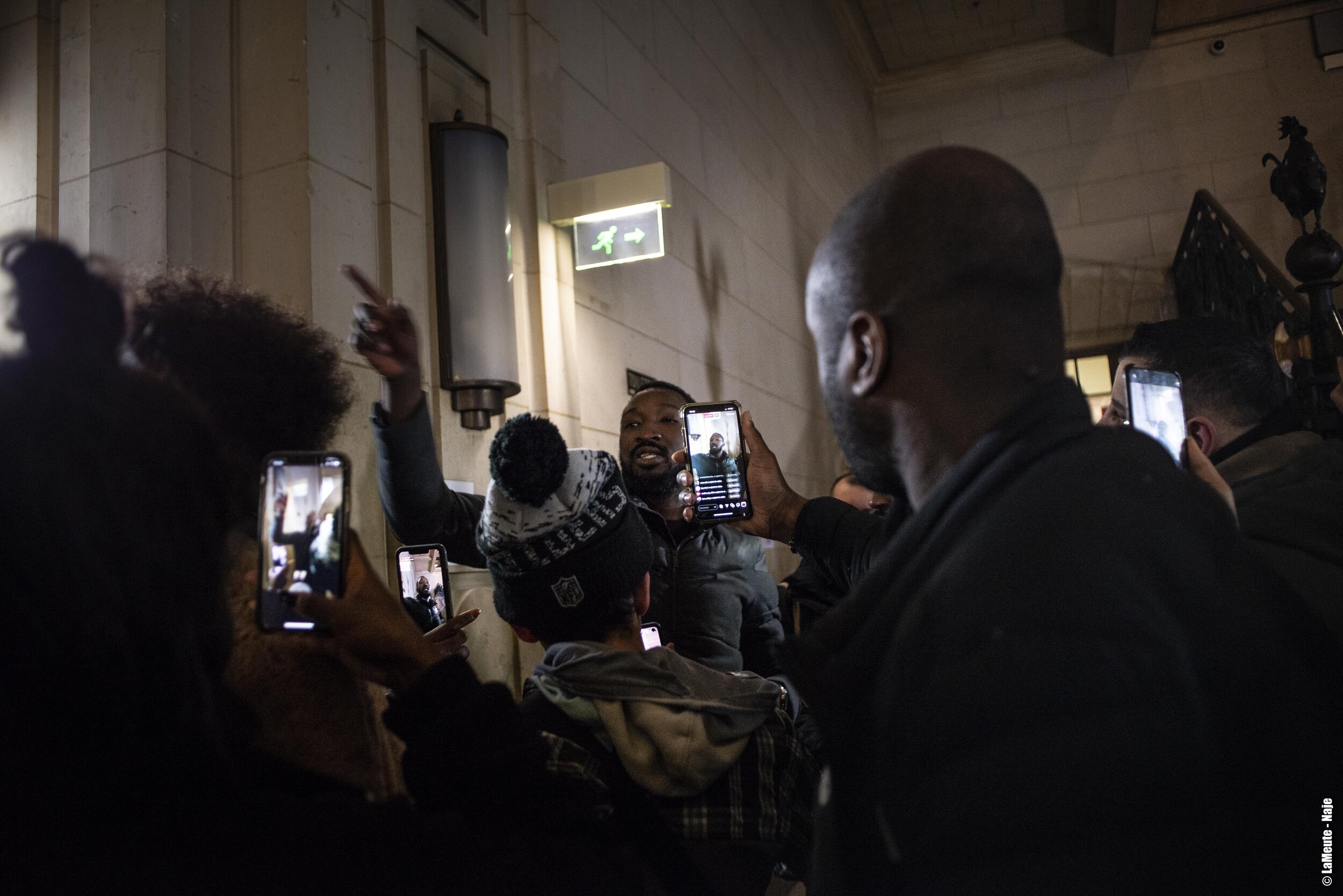   «  Nous, notre quotidien, c’est : on sort, on se fait contrôler ! Si mon frère s’appelait Jean, le policier aurait-il été acquitté ? »  s’exclame Makan au sortir de l’audience.  ©LaMeute-Naje 