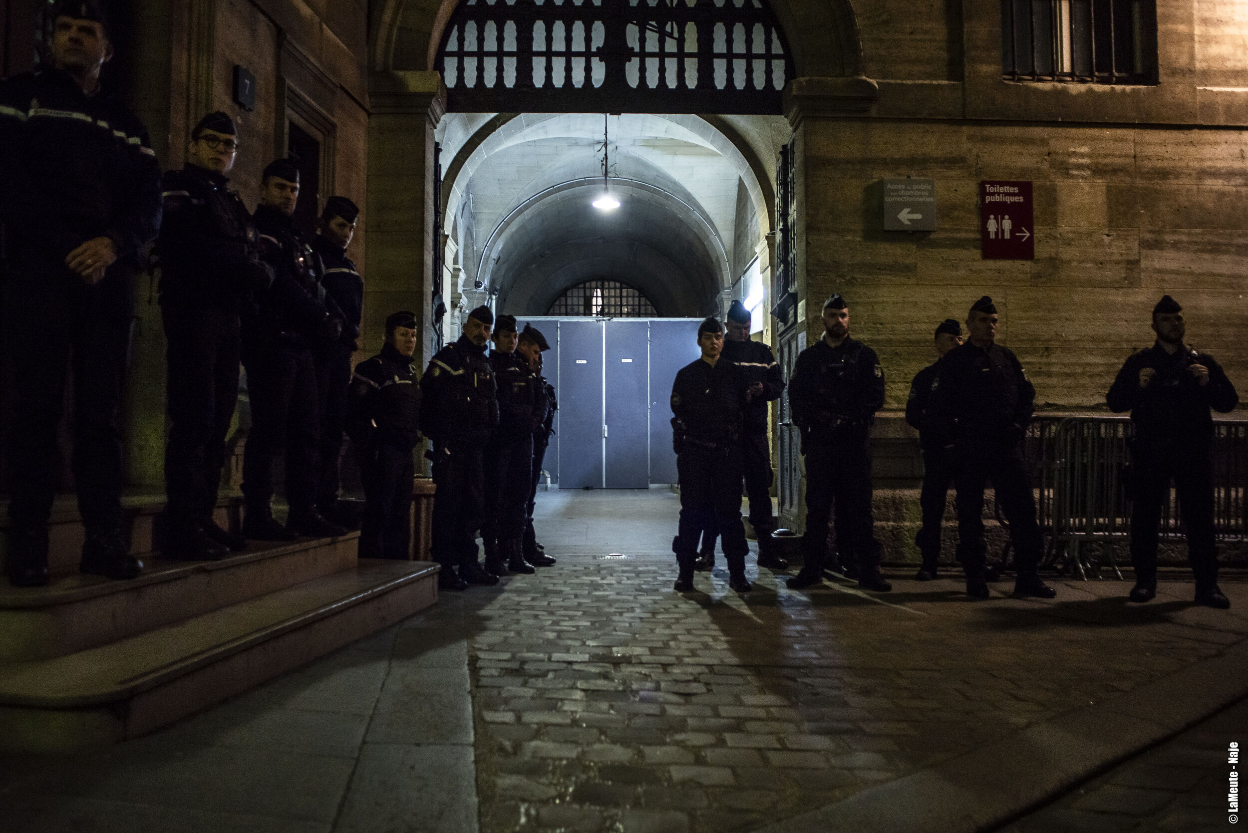   Les gendarmes ont été appelé en nombre pour encadrer la famille Kebe, parties civiles, et ses soutiens jusqu’à la sortie du palais de justice de Paris.  ©LaMeute-Naje 
