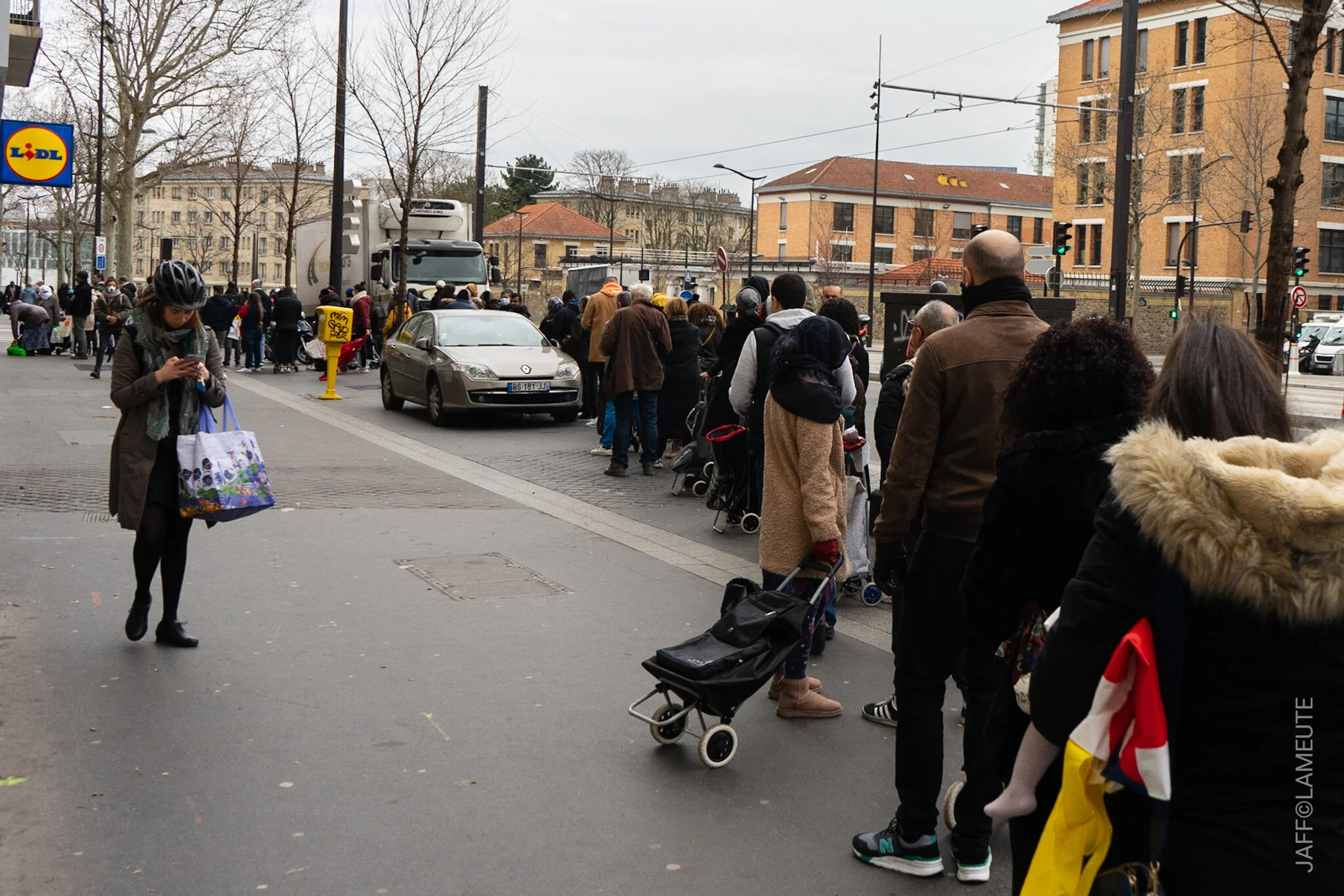 Lundi 16 mars, une queue devant un Lidl du Nord de Paris. © LaMeute - Jaff