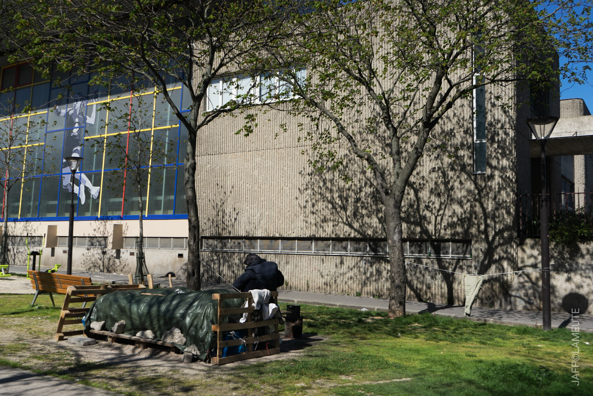 Un sans abri dans le Nord de Paris. © LaMeute - Jaff