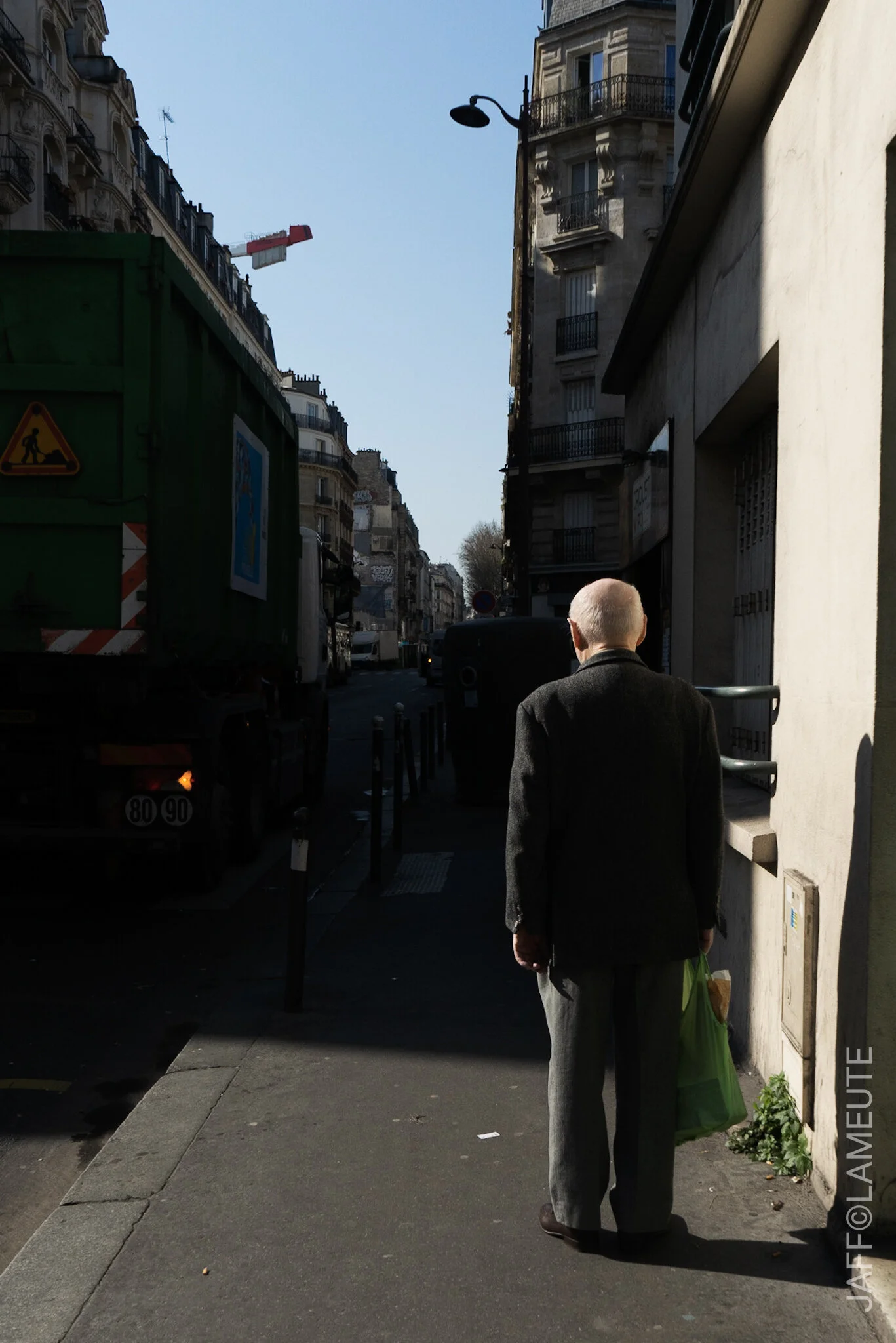 Sur le retour des courses un vieil homme profite des derniers rayons de soleil de la rue. © LaMeute - Jaff