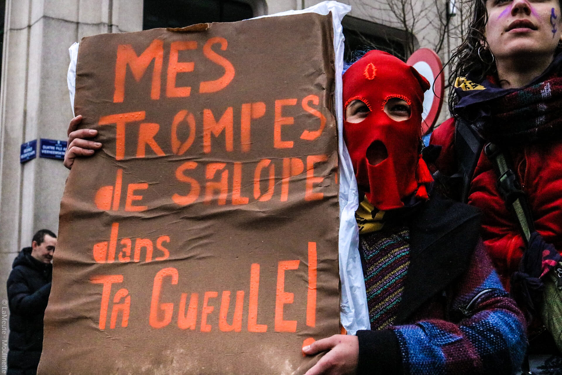  A Bruxelles, une femme tient une pancarte au jeu de mot : « Mes trompes de salopes dans ta gueule ! ». Comme beaucoup de femmes présentes à la manifestation qui a réuni 10.000 à 15.000 personnes, elle porte une cagoule colorée. Inspiré du mouvement