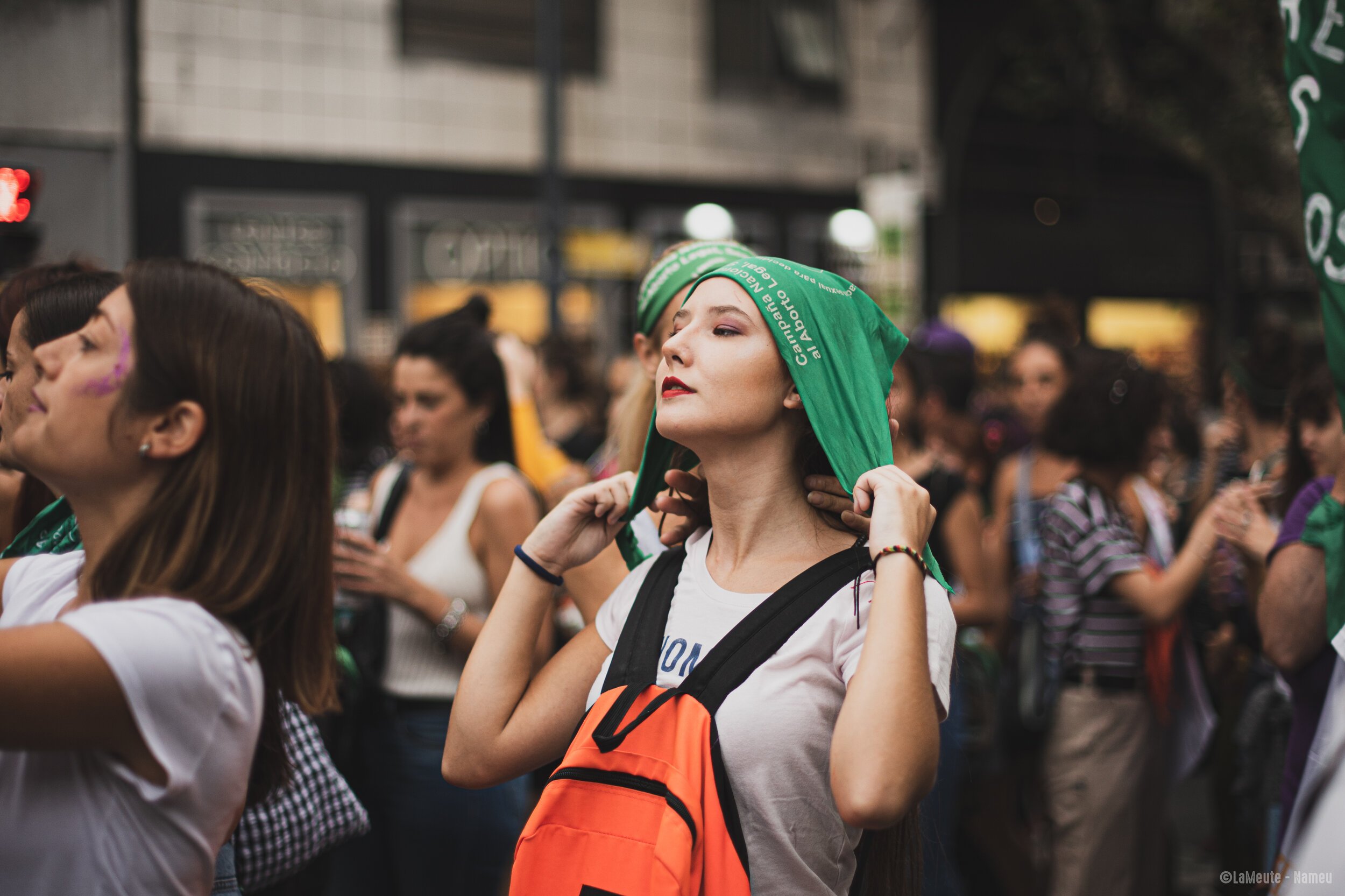   Une jeune manifestante demande de l'aide pour attacher son foulard vert. Ce foulard est devenu le symbole de la lutte pour la légalisation de l'avortement en Argentine grâce à la campagne nationale pour le droit à l'avortement légal, gratuit et san