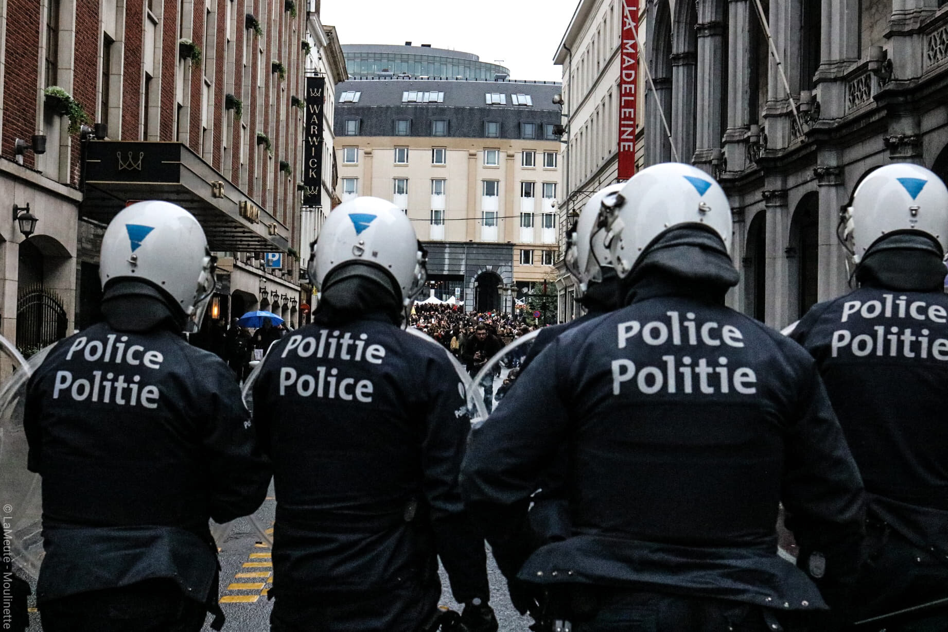   Quelques minutes après la fuite de la police, des agents anti-émeute sont appelés en renfort. Les hommes en armure font face à la foule de manifestantes qui élèvent la voix : « Siamo tutti antifascisti ! ».  ©LaMeute - Moulinette 