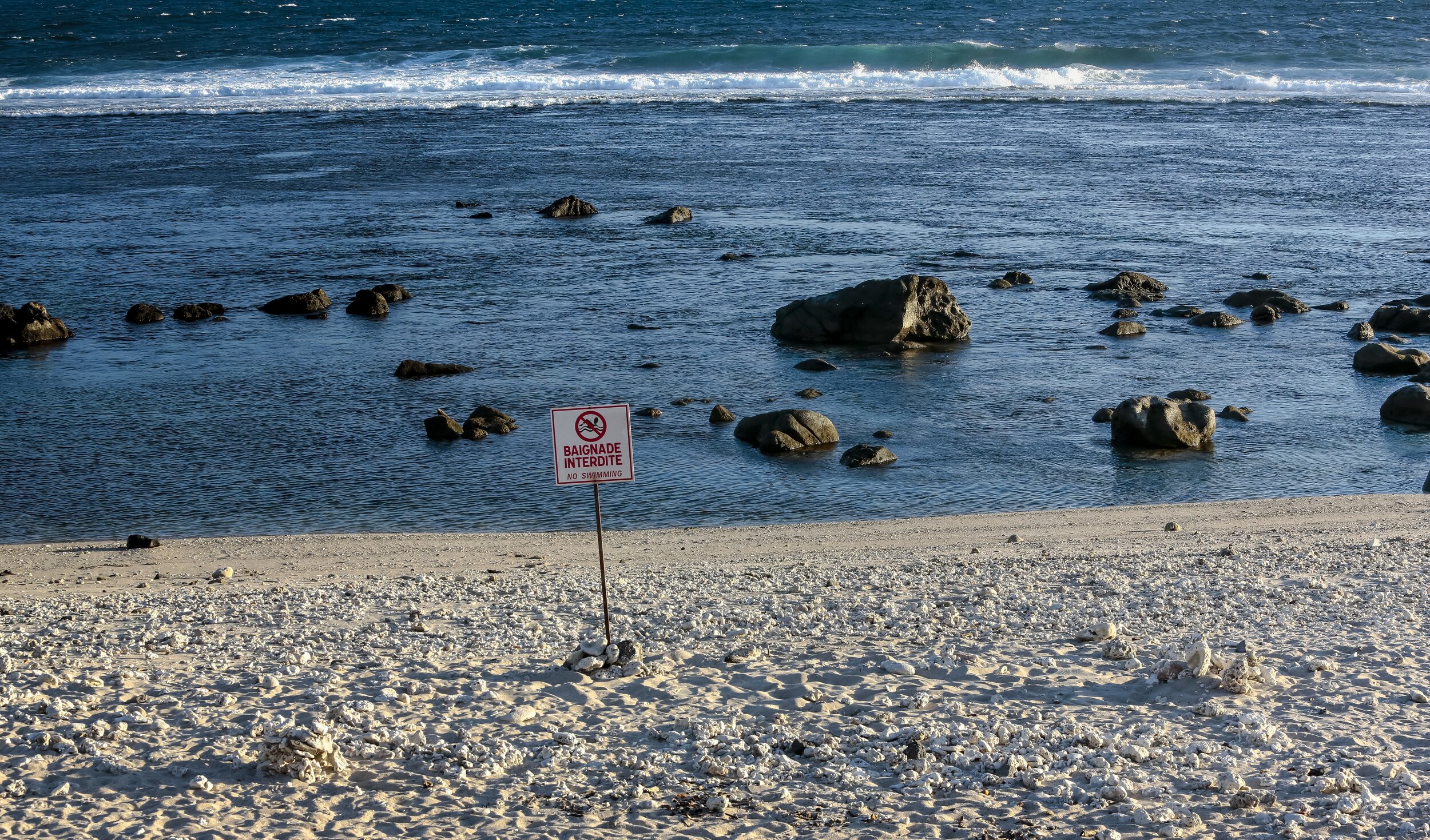    “Baignade interdite” la plage de Saint-Pierre désertée en période de confinement.  © Le Cahier Perturbé  