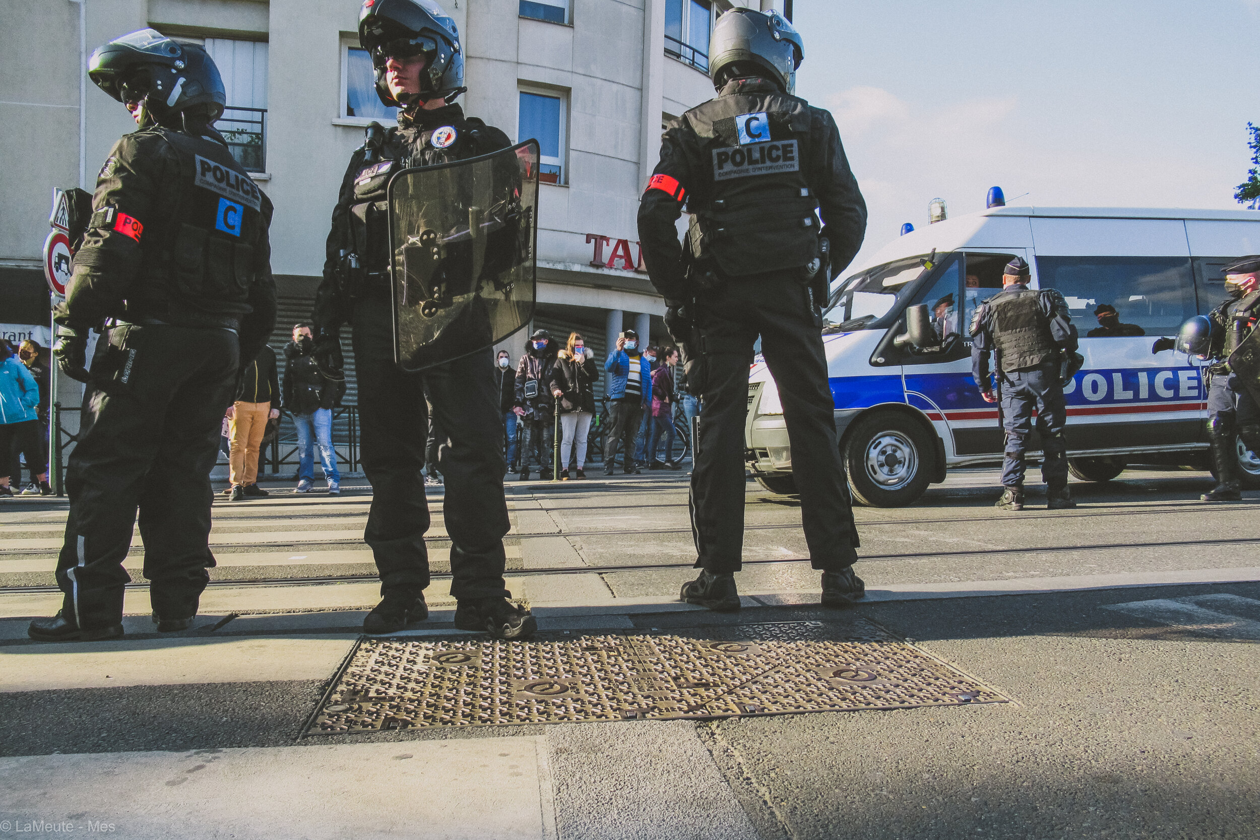     Sur les quais aux alentours, ainsi que devant la mairie de l’Ile Saint Denis, les agents de la BRAV étaient présents, casqués jusqu’aux dents.  ©LaMeute - Mes   