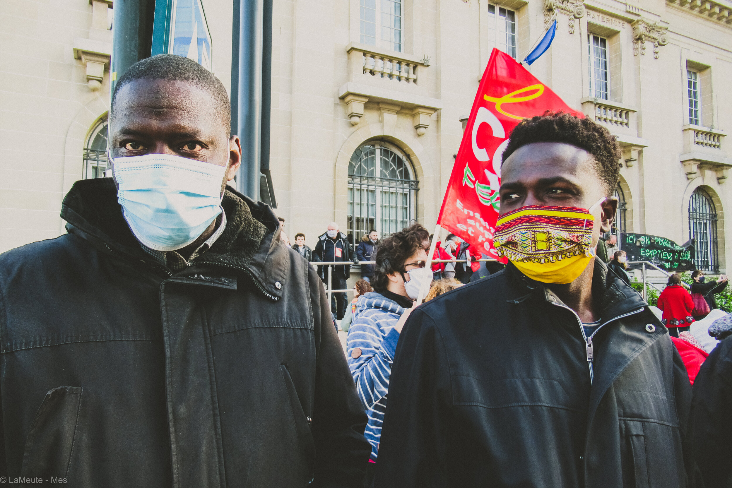     Deux militants du collectif des Gilets Noires ont lancé le slogan « Et pierre par pierre, et mur par mur, nous détruirons les centres de rétention ».  ©LaMeute - Mes   