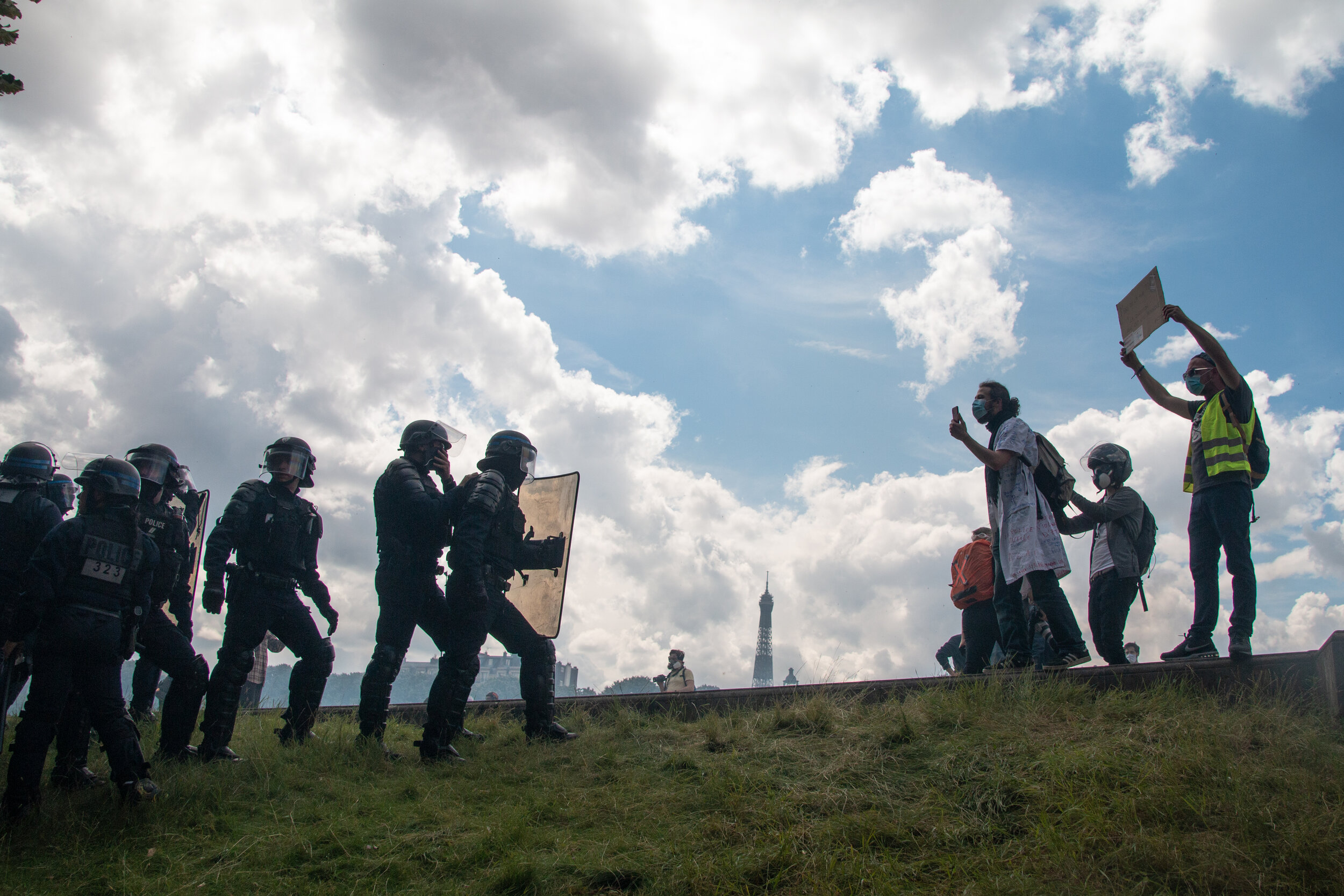 L’agressivité du dispositif policier a de nouveau provoqué la colère des manifestant·es.  ©Lameute - Kaveh