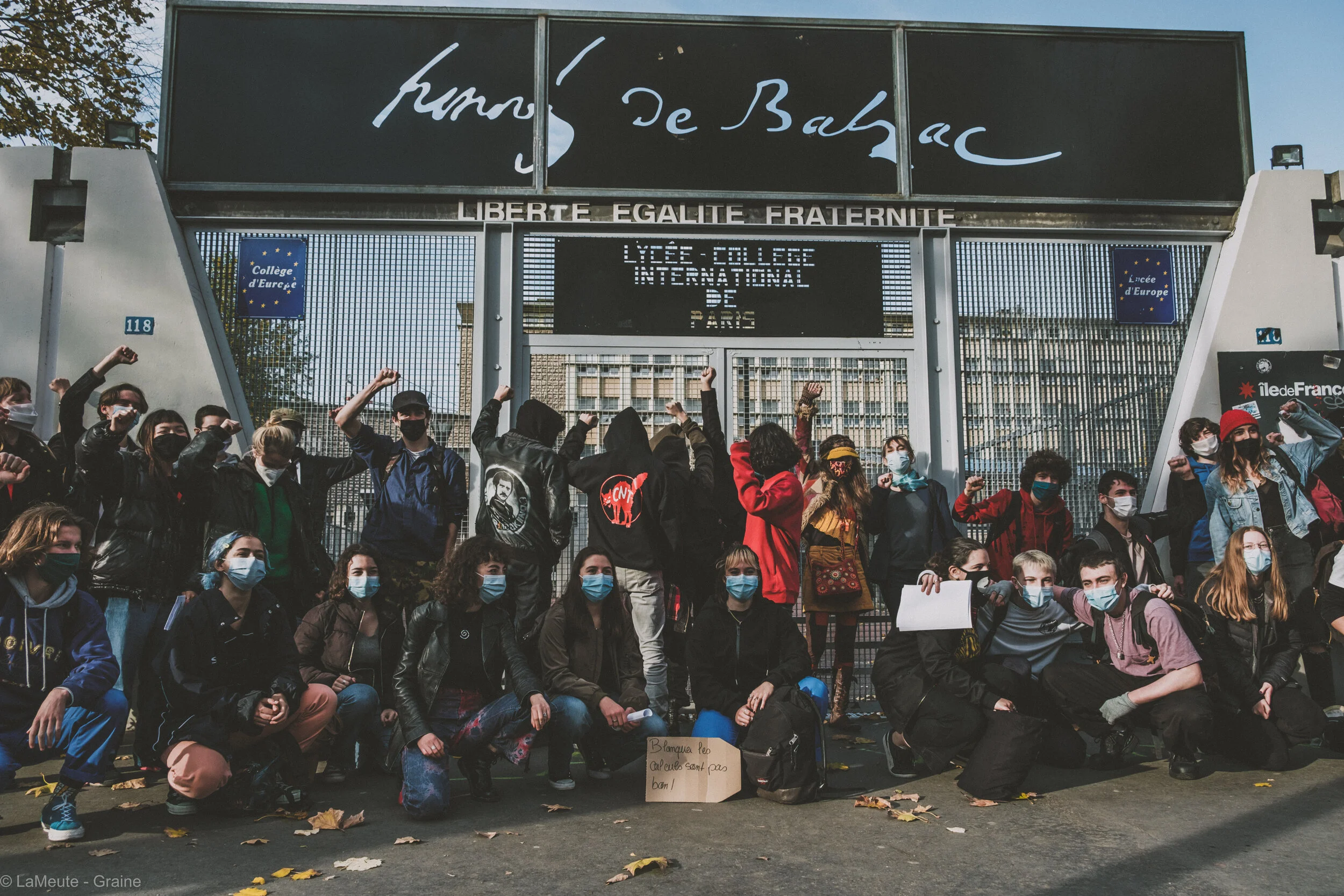 Devant le lycée Balzac à Paris, la mobilisation continue