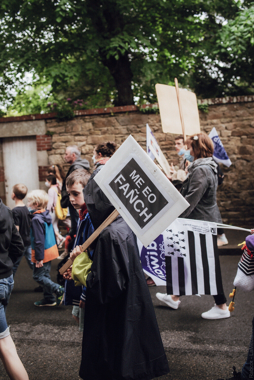  Un jeune manifestant porte une pancarte faisant référence au signe diacritique et l’affaire Fa ñ ch. 