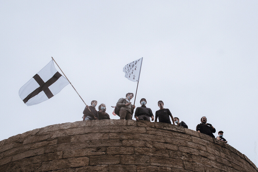 Des jeunes sont rassemblées sur le Château de Pierre II à Guingamp, iels crient des slogans pour la langue bretonne et pour la bretagne. 