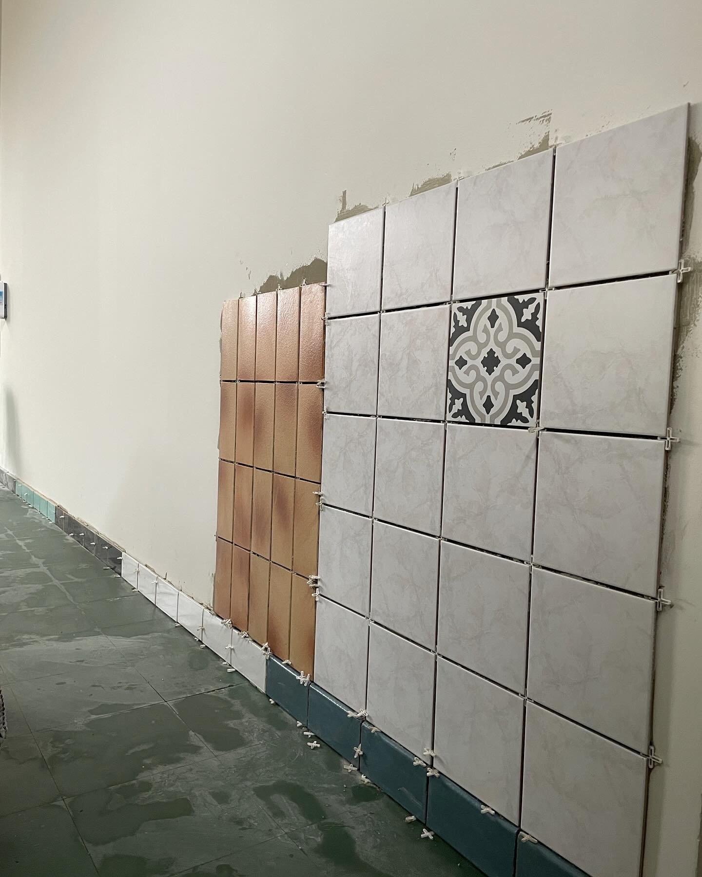 First tiles have been placed! Now it&rsquo;s matter of making the puzzle. 

@sint_maarten_bovenschool 

#art #artatschool #artistinresidence #tiles #artinthepublicrealm #artinthepublicspace