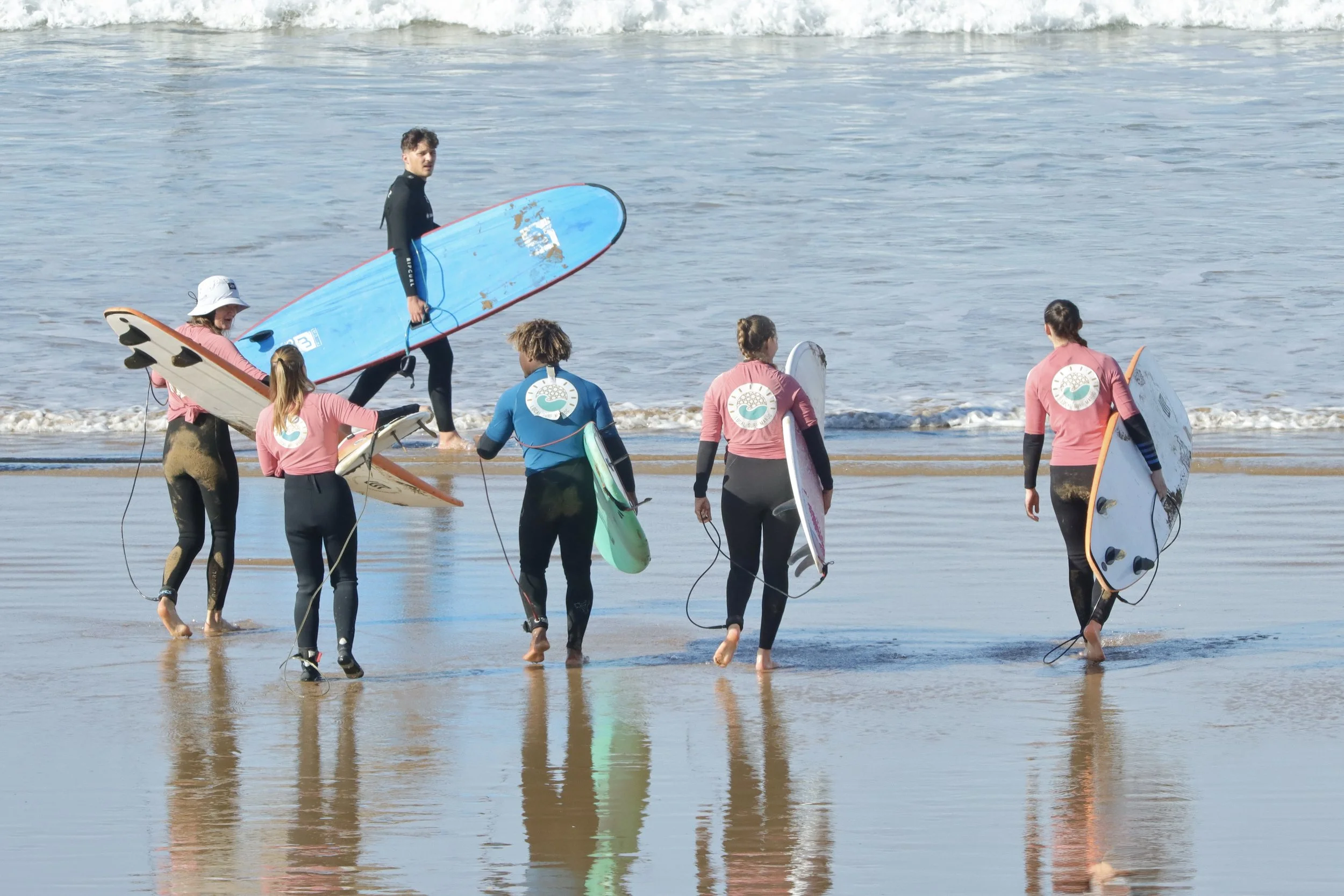 Local Surf Maroc Instructor small group coaching with 4 intermediate surfers in Taghazout, Morocco.