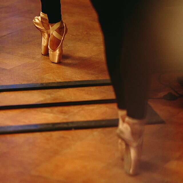 * Here&rsquo;s a lovely picture of me on pointe (thank you @ericbobrie). But that is besides the point. The important thing to highlight here is that is really easy for me to get on pointe because of my anatomy. The bones in my feet form high arches 