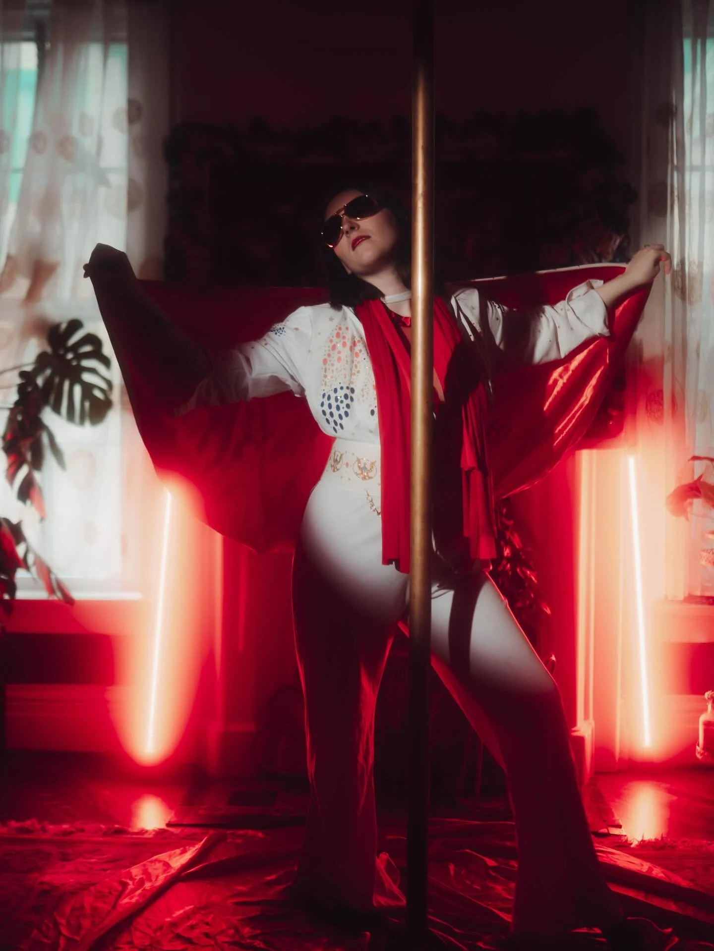 Big weekend, met the King, photographed hella feet, and I cried twice with @marissamayhem34 

Love it here ❤️