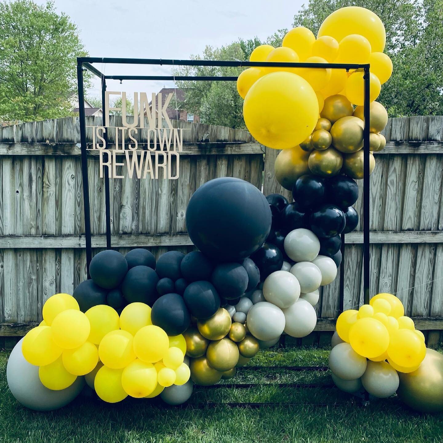 🎵Ain&rsquo;t no party like a pfunk party🎶

#goingawayparty #parlimentfunkadelics #pfunkparty #cookoutdecor #backyardpartyideas #funkadelic #maggotbrain #70smusic #eventdesign #eventinspo #balloongarland