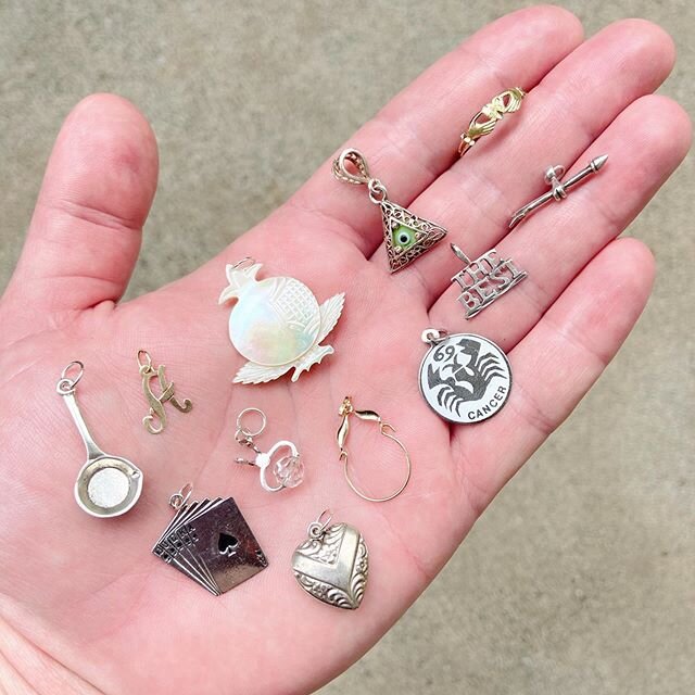 *** STILL AVAILABLE: Frying pan, royal flush, gold A, puffy heart, claddagh, and arrow. All other items have sold! *** I&rsquo;ve been busy collecting everything I can that I think y&rsquo;all might like 🥰💖 This whole handful of sterling silver, 10