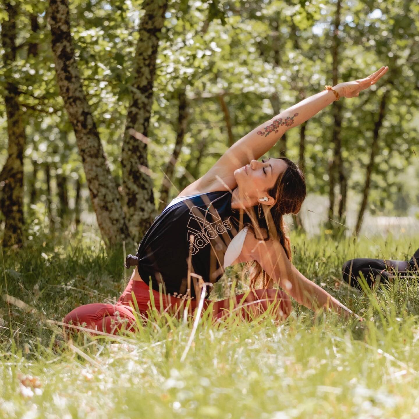 Questa sera alle 19.30 , in occasione della giornata mondiale dello Yoga, ti guider&ograve; in un vinyasa flow Forrest yoga inspired &ldquo;Inner Flow&rdquo; @wanderlust__italy connect, evento digitale gratuito, devi solo iscriverti e salire sul tapp