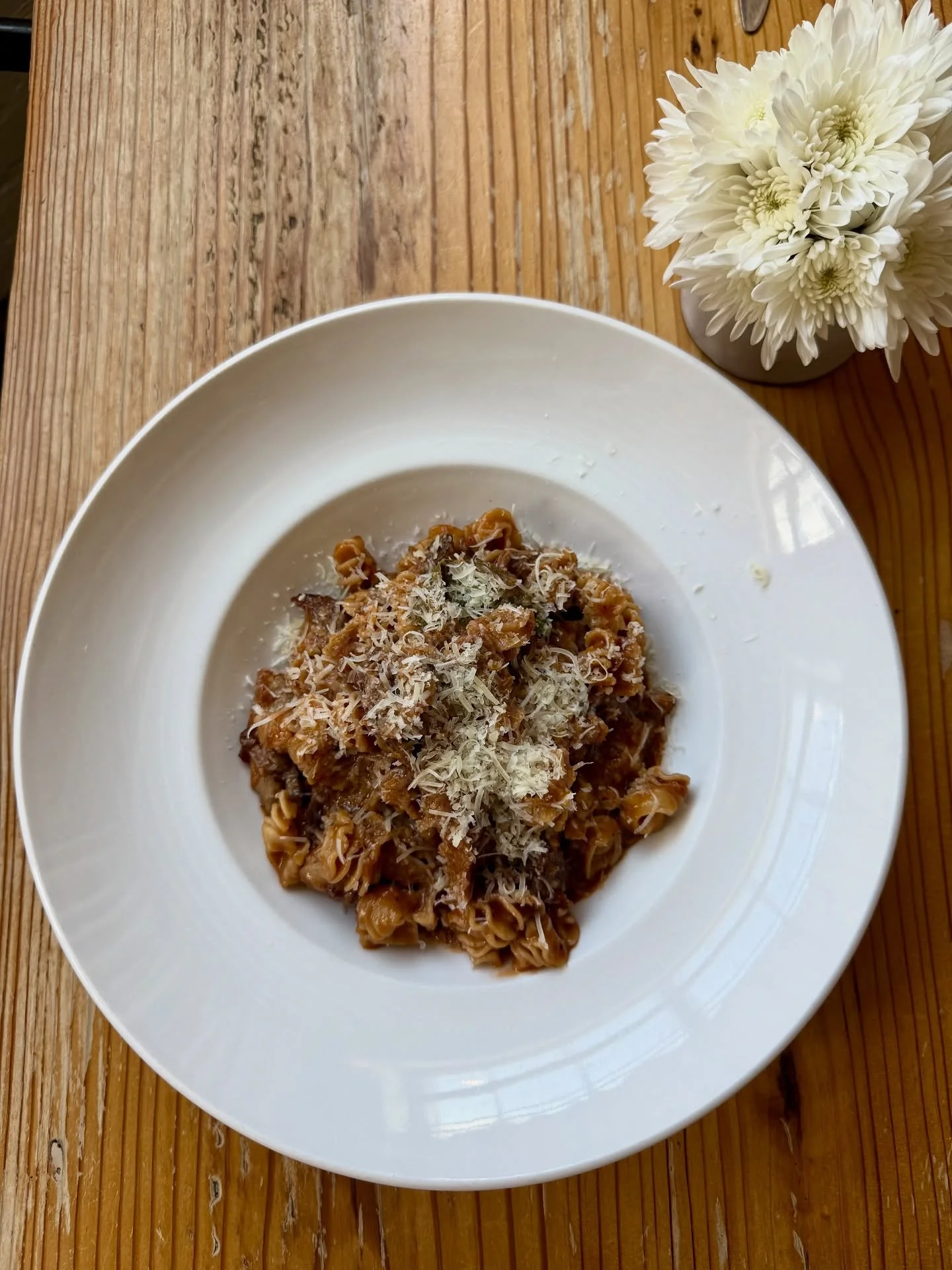 Wondering what&rsquo;s for dinner? We have an idea. 😋

📷Tre Porcellini &bull; radiatore pasta, wild boar, pancetta and pork shoulder ragu, bay leaf, and parmesan 

No reservation? No problem. Walk-ins and curbside pick-up orders welcome this evenin