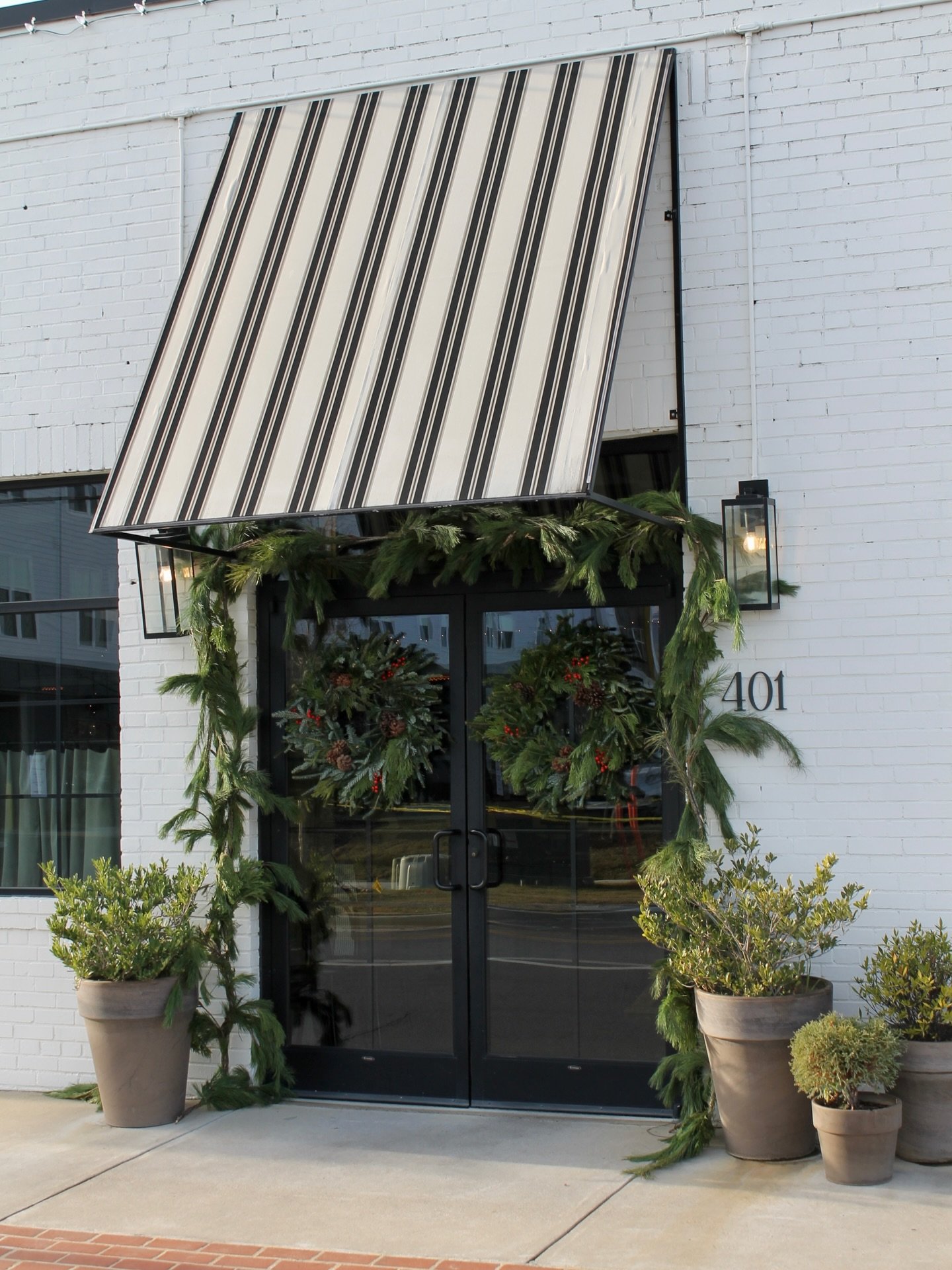 Prime Rib Holiday Lunch Buffet 🎄🥩

A Christmas Eve tradition returns - carved prime rib, classic sides, and sweet holiday treats. Come enjoy a delicious meal with the ones you love most! 

Reservations are strongly encouraged to ensure table availa