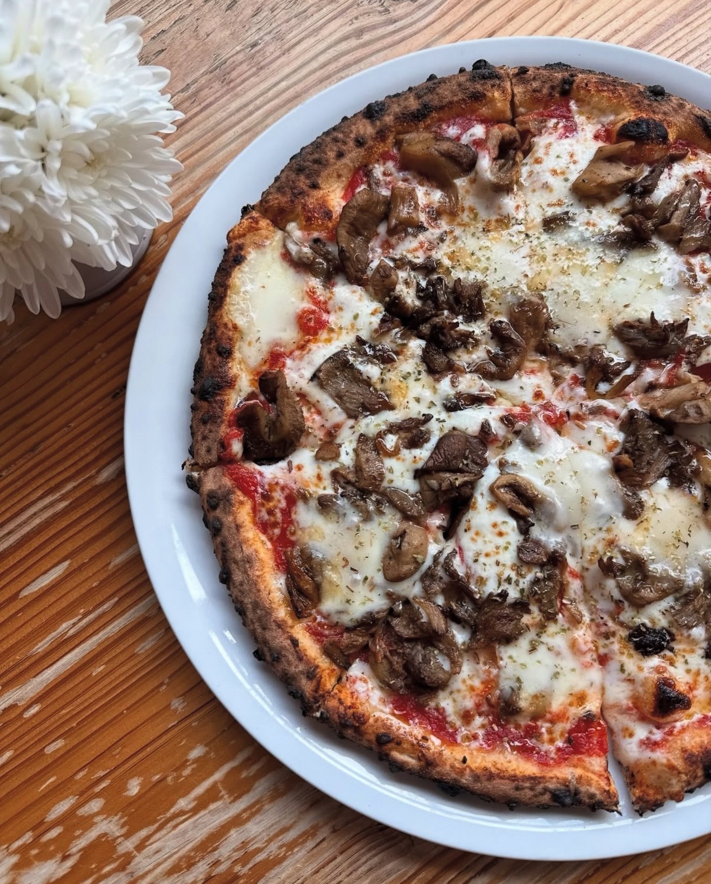 Mushroom fans, report to the table. 📢🍄&zwj;🟫 @bellavitamushrooms Pizza for dinner!

#ProTip : add saut&eacute;ed mushrooms to your favorite pasta dish