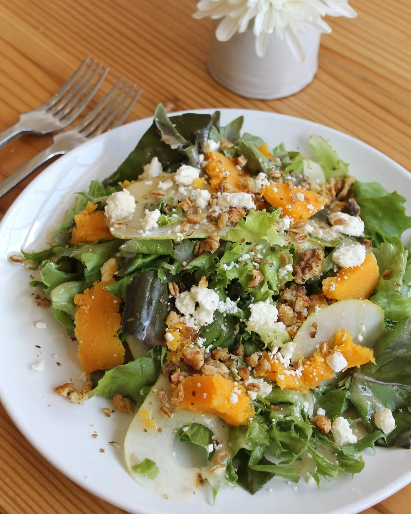 With autumn right around the corner, our new seasonal dishes are making their way onto the menu. 🍂

Introducing the Malted Tucker.

📸 @tuckerfarmsga artisan lettuce, roasted butternut squash, Bartlett pear, feta, toasted walnut, puffed farro, and m