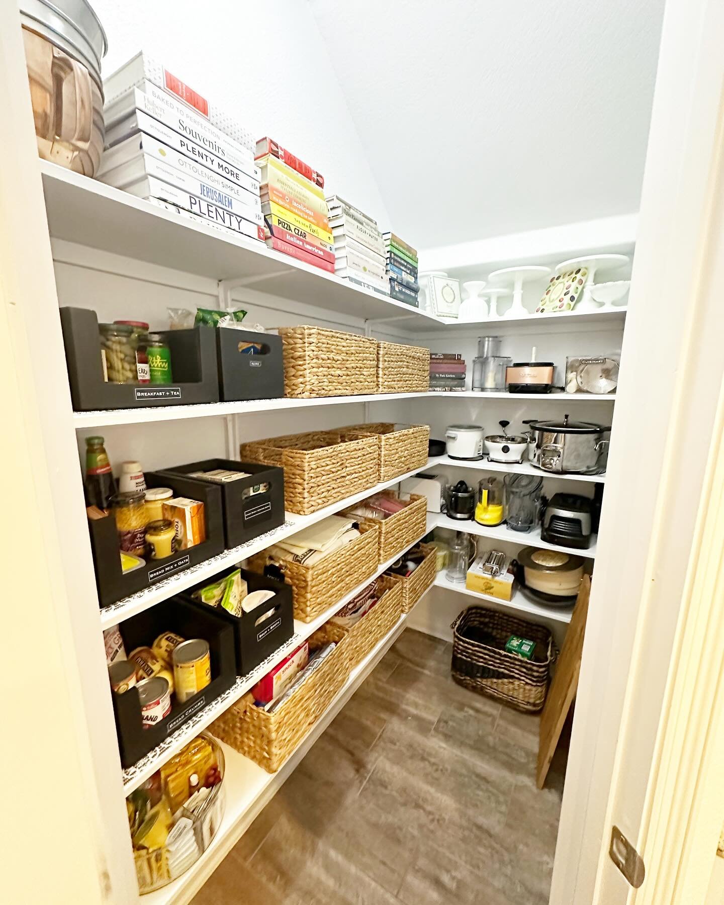 Grateful we got to help one of our regular clients with her recent move! Downsizing can be overwhelming, but our team can help with a strategy of paring down items, consolidating, and creating organizational layouts.