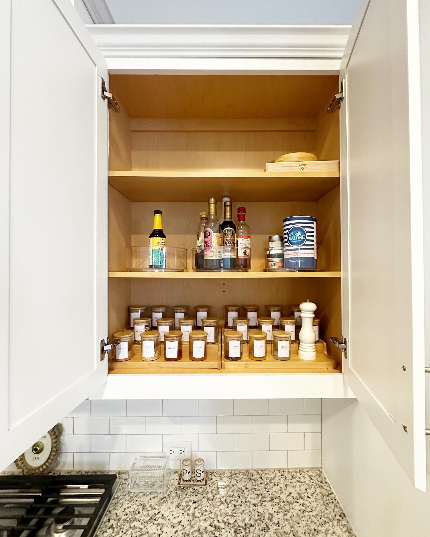 Every kitchen needs a custom organizing design plan. Can&rsquo;t figure out yours? Let us help! 

&bull;
&bull;
&bull;

#design #organizer #storageideas #organize #professionalorganizer #getorganized #organizingtips #declutter #home #organizedlife #s