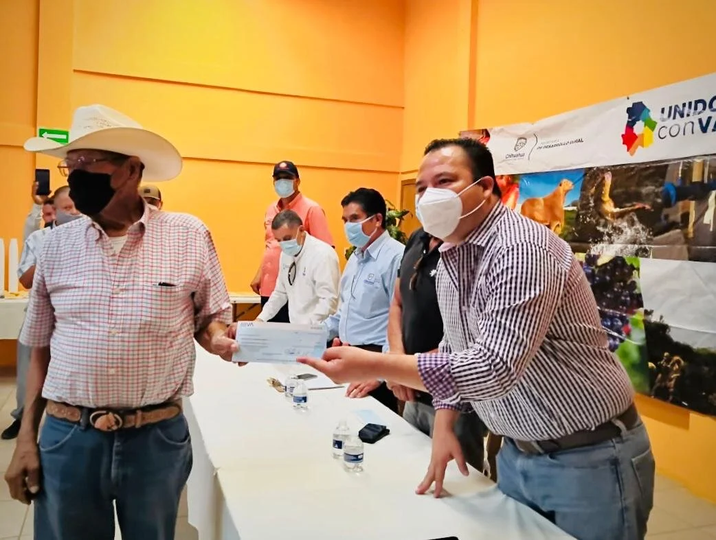 100 agricultores reciben apoyo, una gestión de Jesús Valenciano