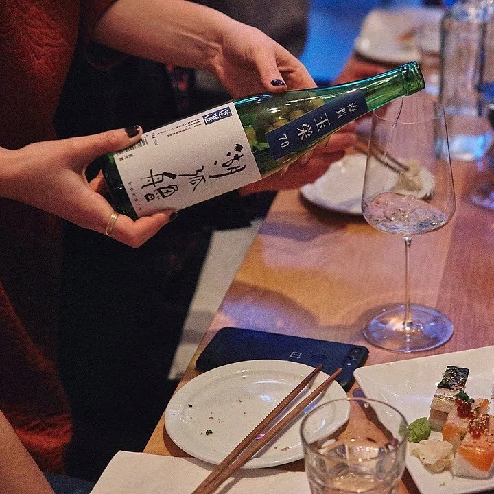 [SAKE YÉ]

Saviez-vous que le saké est une boisson qui est brassée et non distillée?
 
Ouf, c&rsquo;est un mythe qui n&rsquo;est pas facile à défaire, mais le saké est bel et bien brassé, au même titre que la bière. En règle générale, le