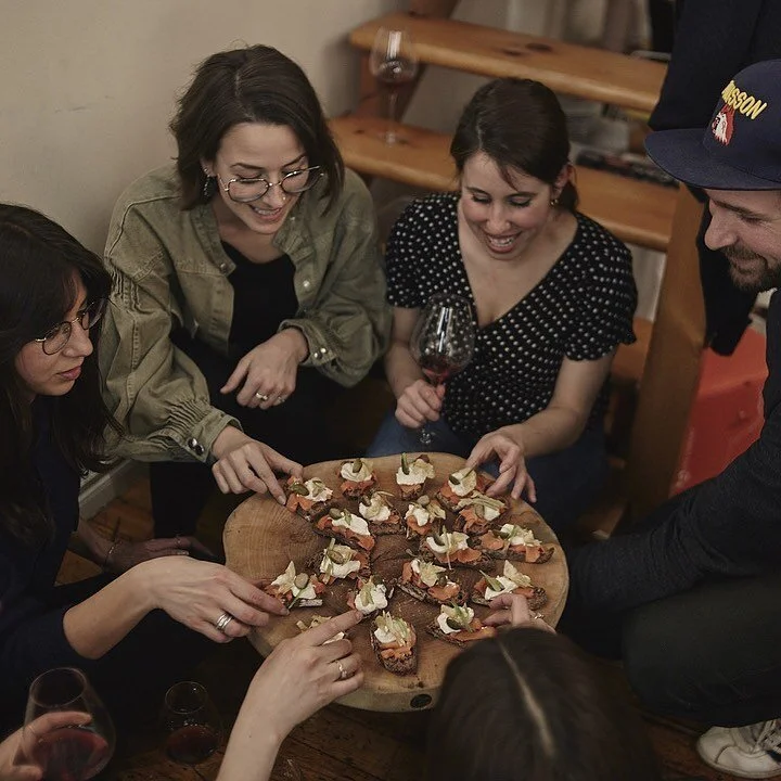 [Pop-up]
⠀⠀⠀⠀⠀⠀⠀⠀⠀
Pour une seconde fois, on prend d&rsquo;assaut le @timeoutmarketmontreal ce 30 septembre. 
⠀⠀⠀⠀⠀⠀⠀⠀⠀
Le concept est simple : 3 verres, 3 petits plats de 3 restaurants, tout ça en une soirée. On vous sort de votre zone de confort 