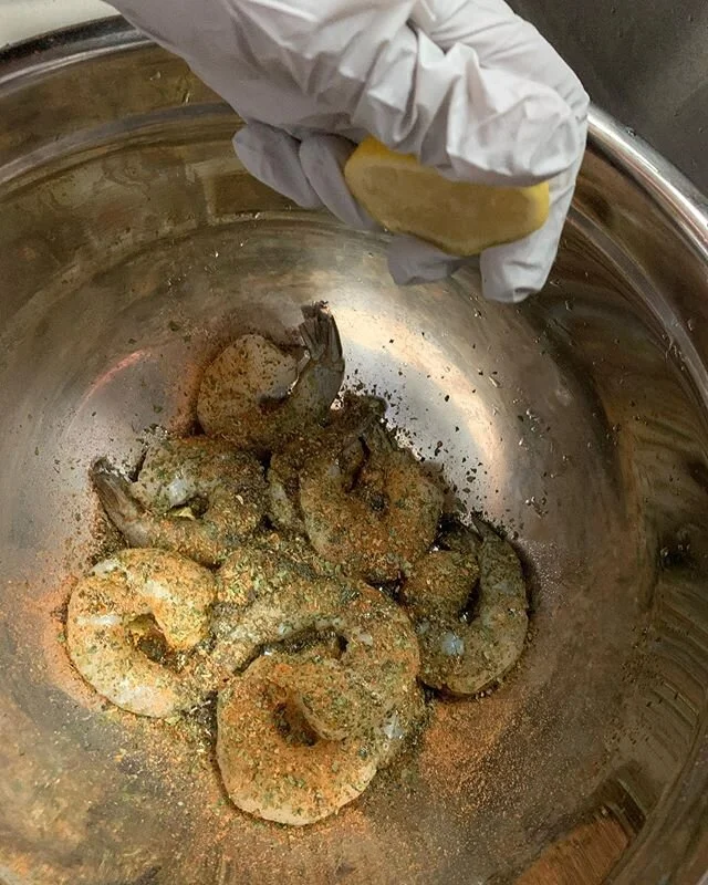 Grilled Shrimp seasoned with @indibyli Seafood Blend, Cilantro leaves, 🍋 juice and Olive Oil😋
.
Don&rsquo;t forget about the sample pack👇🏽
.
❇️ Link to order in Bio!
.
#shrimp #grilled #grilling #cooking #indibyli #lemon #oliveoil #eat #eathealth