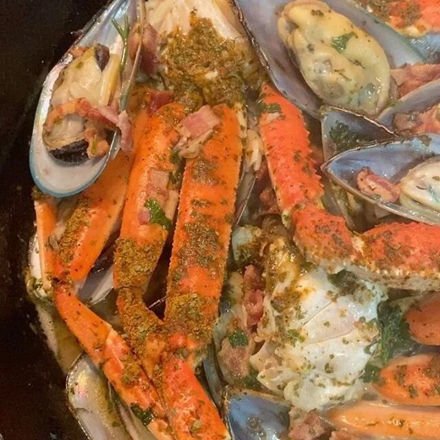 Happy Hour Fun!!! New England Mussels and Snow Crab Legs seasoned with @indibyli Seafood Blend 😋😋
.
.
👉🏽www.indibyli.com
.
.
#thursday #indibyli #indispices #seafood #mussels #crab #wine #coopershawkwine #cooking #cookingwithwine #cookingwithli #