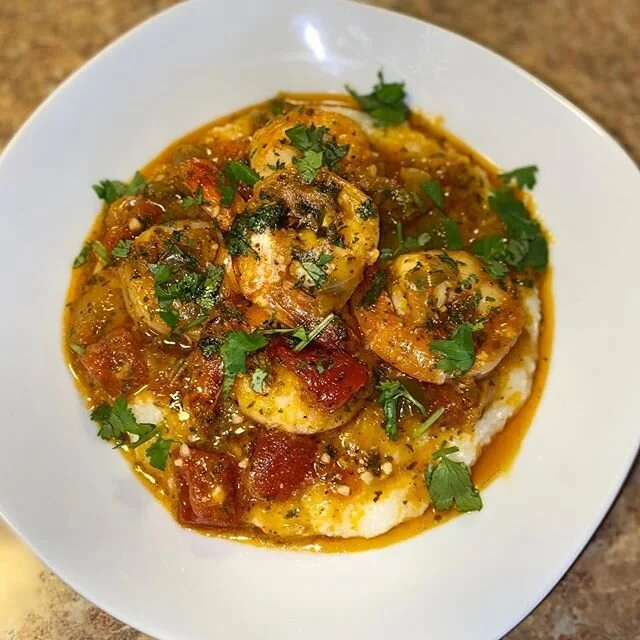 My dad @detailsongranby wanted Shrimp and Grits for Fathers Day Brunch! He LOVED it 🥰Seasoned with @indibyli Seafood Blend 😋
.
.
#fathersday #indibyli #indispices #shrimp #brunch #shrimpandgrits #cooking #sundayfunday #sunday #homemade #chef #chefl