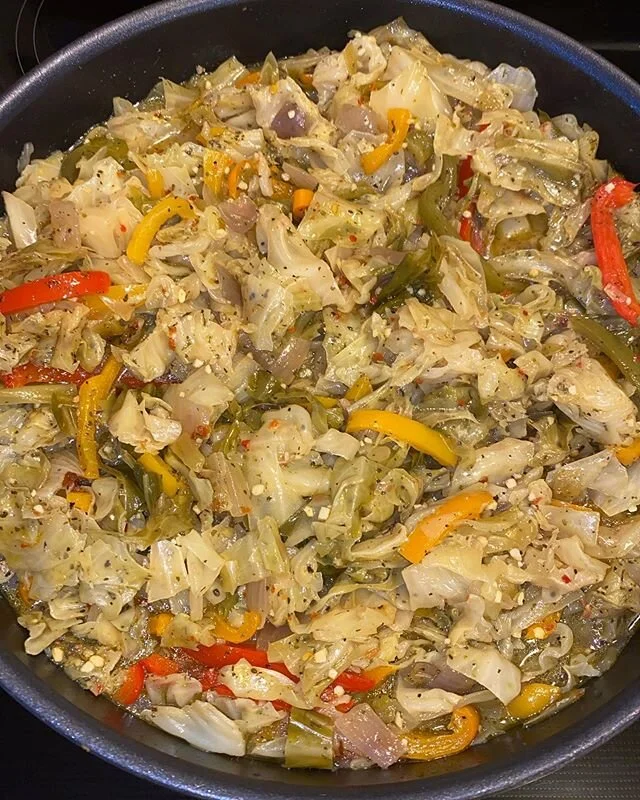 Vegetable Cabbage 😋😋 Seasoned with @indibyli Vegetable Blend and Extra Virgin Olive Oil! .
.
👉🏽Check link in bio! .
.
#vegetarianrecipes #vegetables #vegetarianfood #indibyli #indispices #cabbage #peppers #onions #oliveoil #garlic #eat #eatclean 