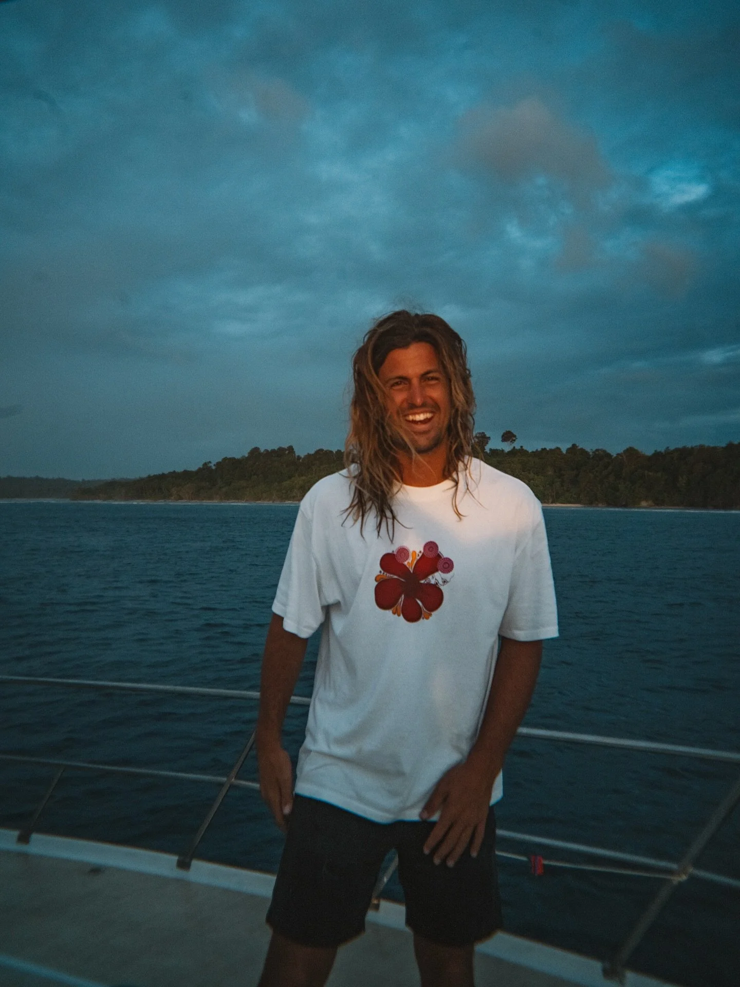 THE YURA TEE - oversized, unisex and made from 100% cotton. 

@felipebaldomir wearing a Large