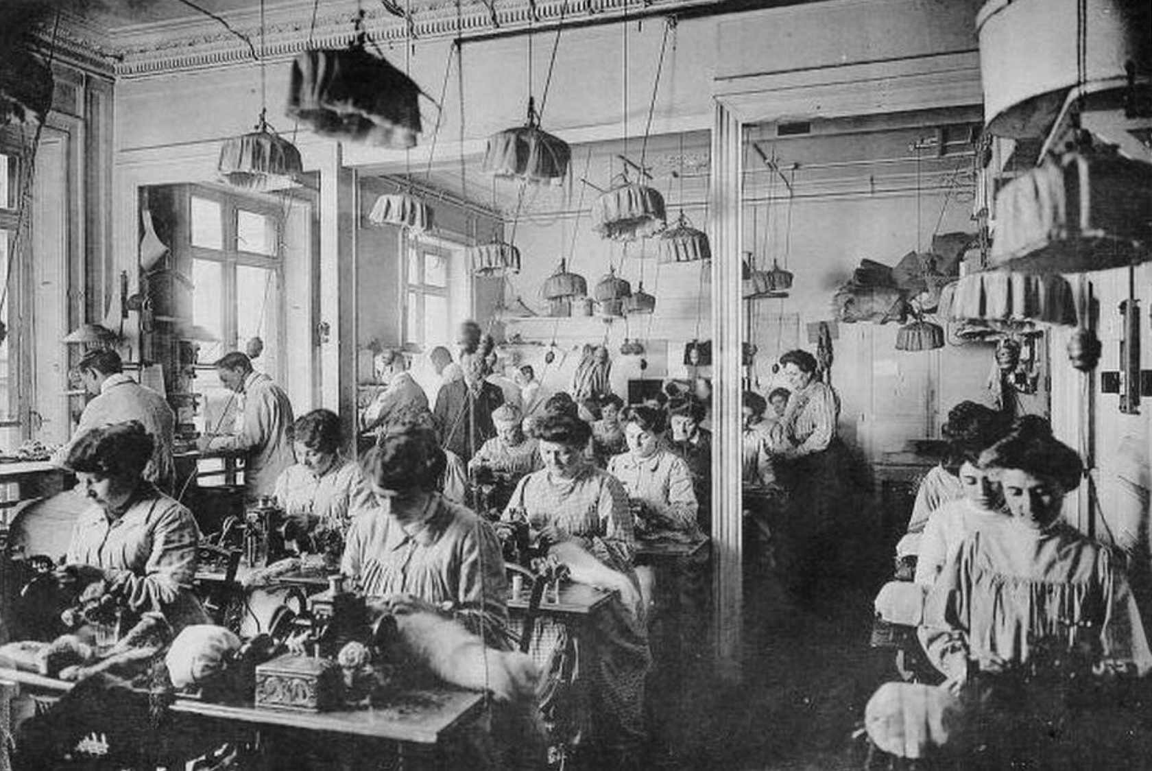 Швейная фабрика Зингера 19 век США. Ателье в Париже начало 20 века. Ателье 19 века. Фабрика 20 века.