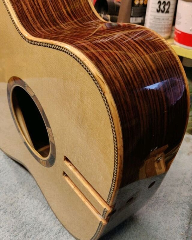 Taking a moment to look a it. @stewmac_guitar Colortone waterbased finishing line turned out nice with the same brand polishing compounds from medium through fine to extra fine.
@helsinkitonefest  #mastergrade  #acousticguitar #luthier #premiumguitar